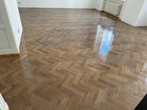 Renovace dřevěných parket ve vzoru rybí kost