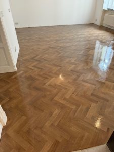 Renovace dřevěných parket ve vzoru rybí kost