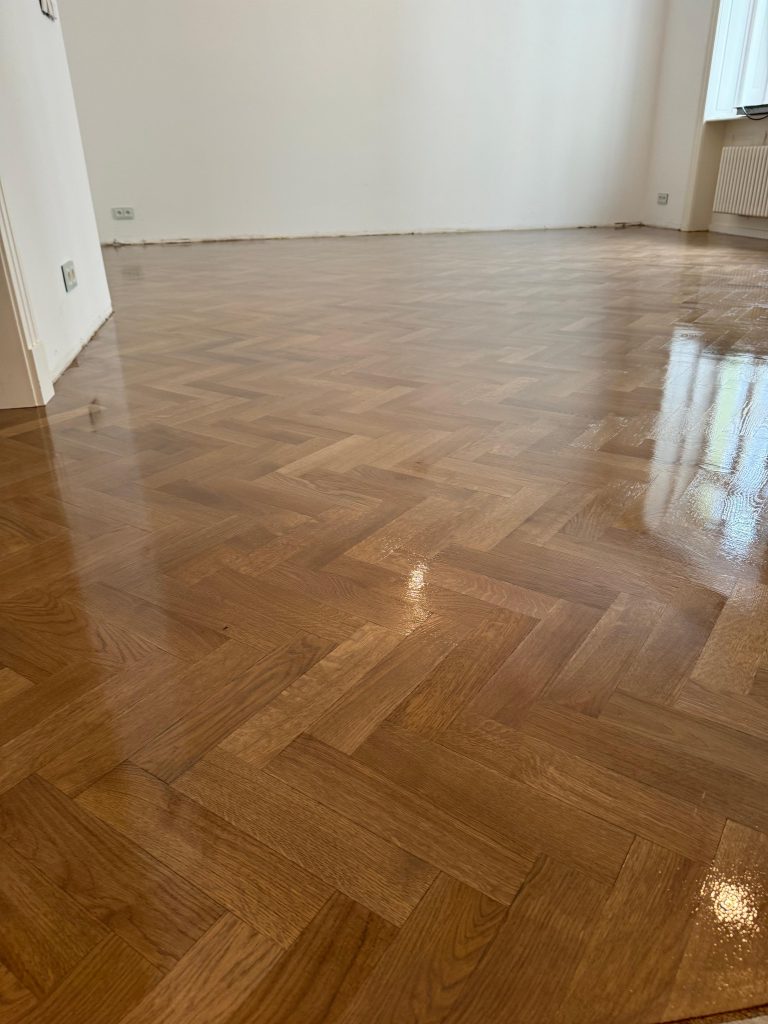 Renovace dřevěných parket ve vzoru rybí kost