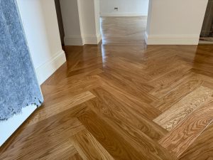 Renovace dřevěných parket ve vzoru rybí kost